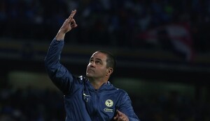 André Jardine se calentó con la afición de Cruz Azul y les hizo un polémico gesto en la semifinal del Clausura 2025