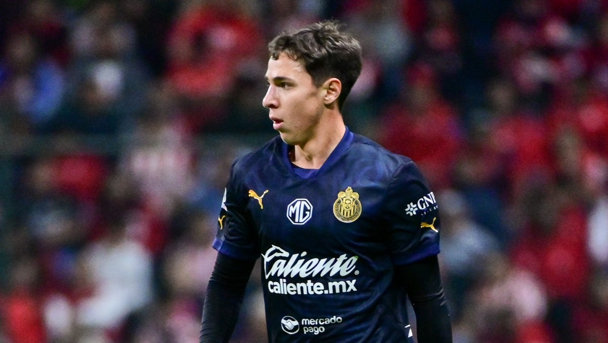 Comienza la búsqueda del jugador que pueda suplir a Mateo Chávez en el once inicial de las Chivas (Imago7)
