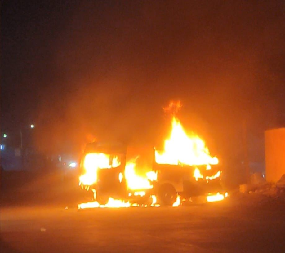 El conductor de la unidad resultó con quemaduras al tratar de sofocar el fuego. | Especial