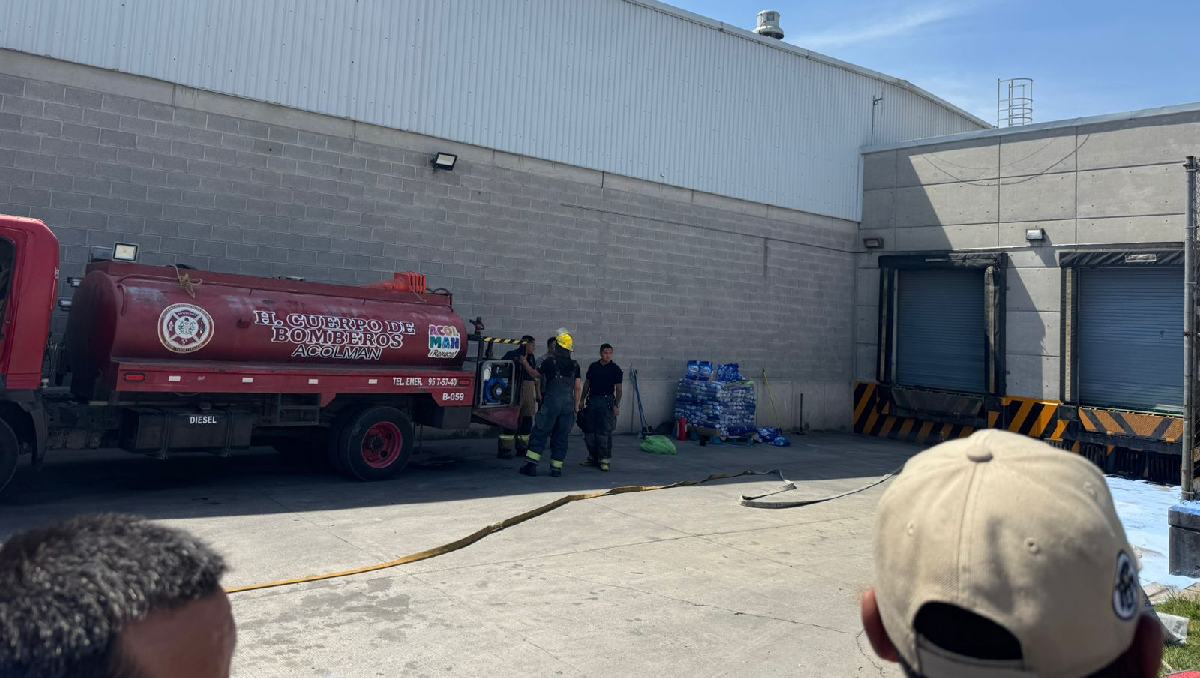 El derrame de combustible se presentó en la parte posterior de Bodega Aurrera. Foto: (Especial)