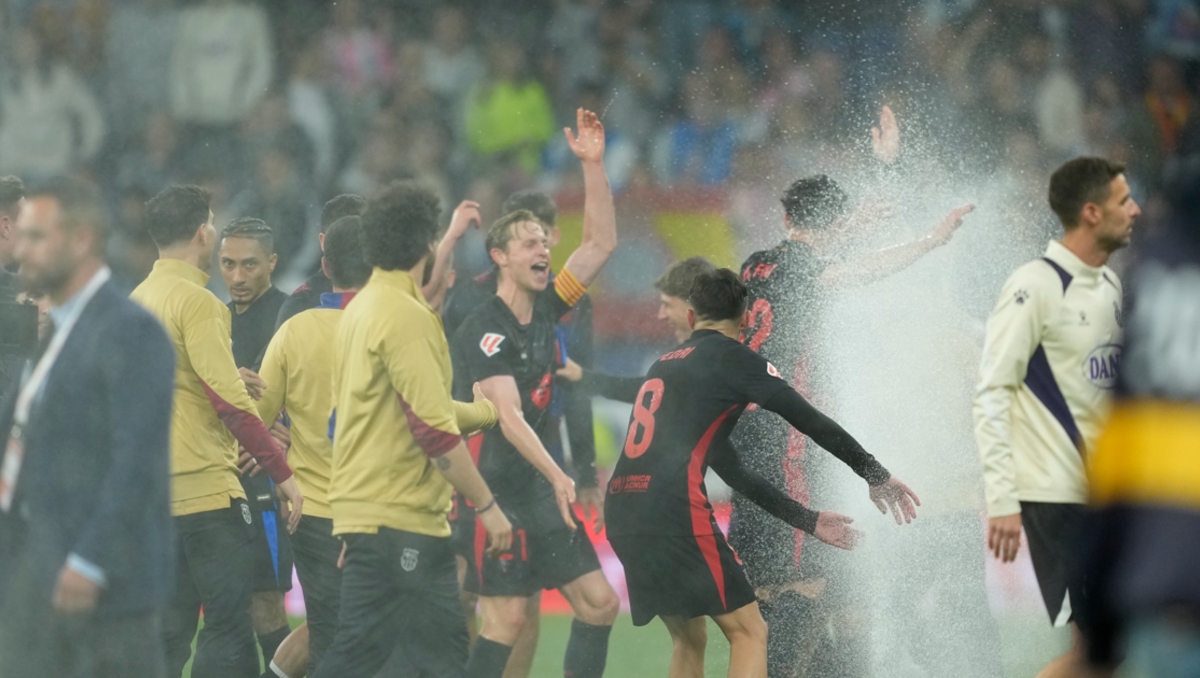 Espanyol prende los aspersores durante el festejo de campeón del Barcelona (EFE)
