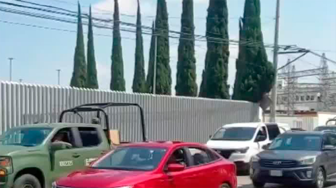 Familiares y militares reclaman cuerpos de los fallecidos tras el accidente en la Cuacnopalan-Oaxaca