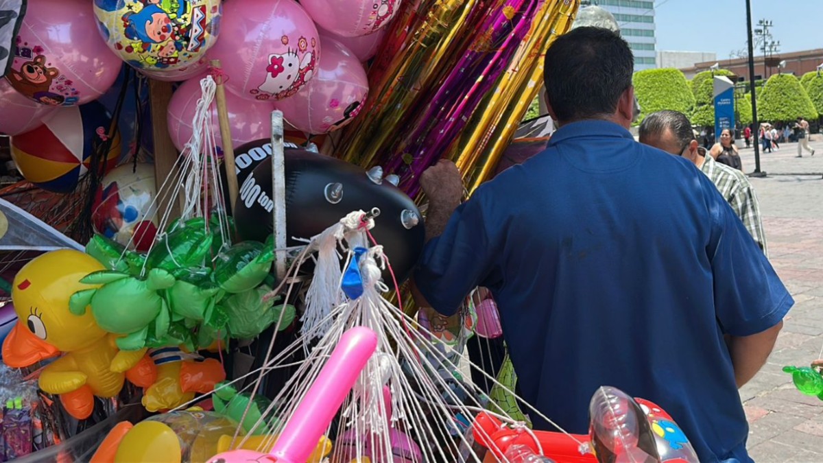 Gonzalo se dedica a vender globos en el Centro de León.