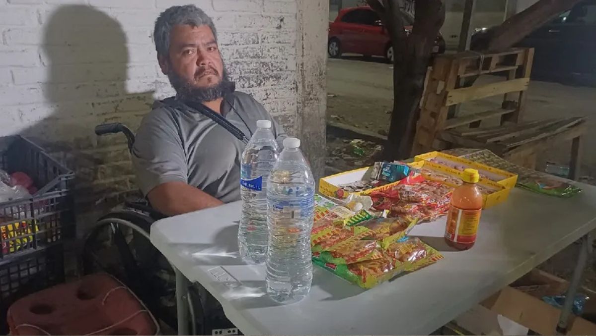 José Luis lleva casi 10 años vendiendo dulces cerca de los hospitales en Torreón. | Especial