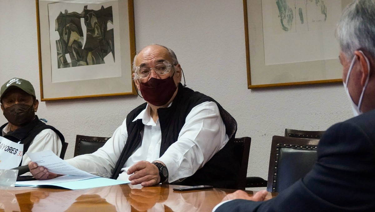 Las personas de la tercera edad pueden hacer el trámite.