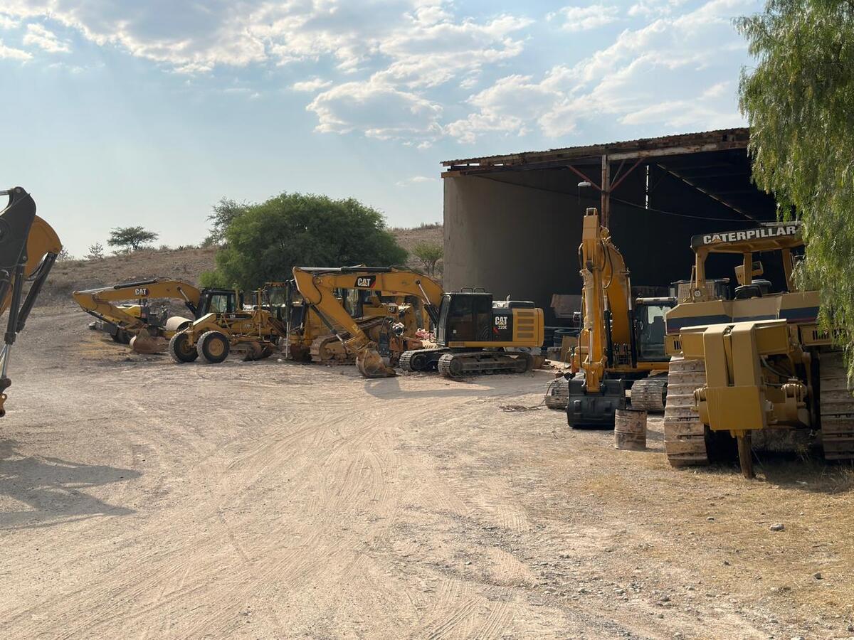 Maquinaria pesada ya se encuentra en el ejido Conejos para el inicio de obras del tren México–Querétaro