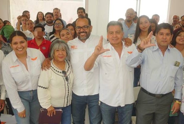 En el marco del Día del Maestro, Omar Castañeda se reunió con docentes activos y jubilados. (Especial)