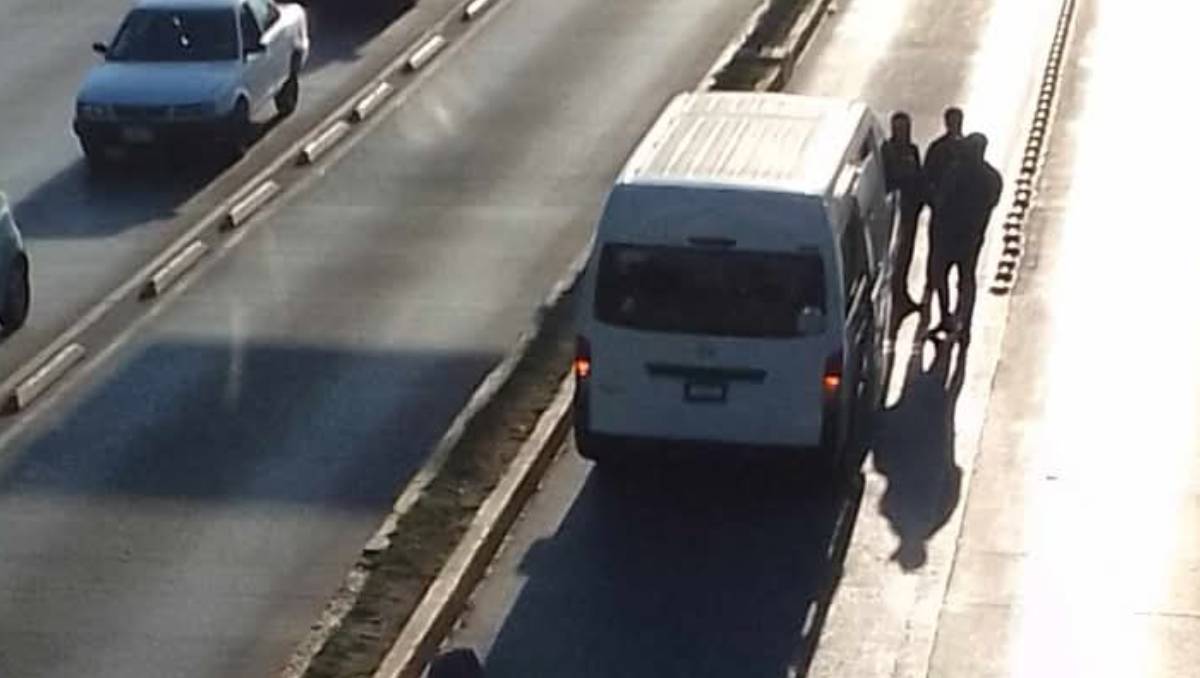 la mujer intentaba cruzar la vialidad y, al llegar al carril confinado, fue embestida por la combi.| Especial