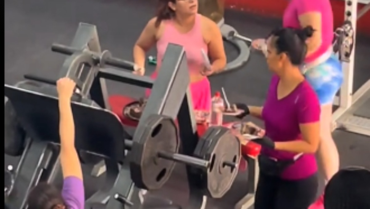 Mujeres son captadas comiendo pastel en gimnasio