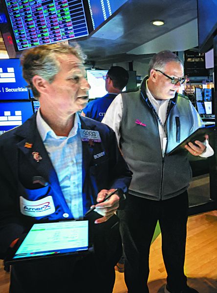 Los operadores se vieron obligados a abandonar sus posiciones. REUTERS