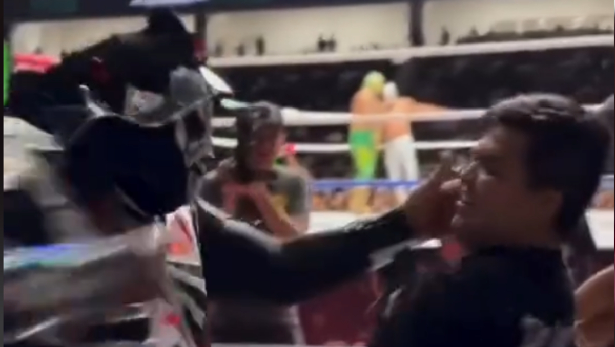 LA Park golpea a un aficionado durante función de lucha libre y genera polémica (Captura de pantalla)