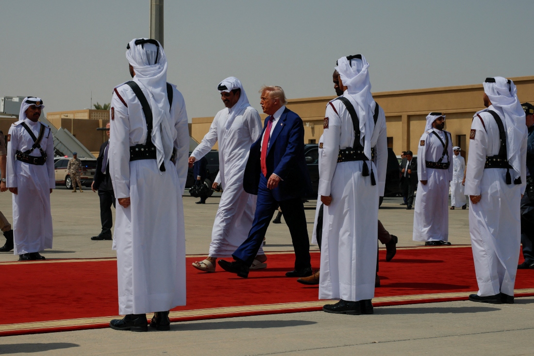 El presidente de Estados Unidos, Donald Trump, camina para abordar el Air Force One mientras sale de la base aérea de Al Udeid.|Reuters
