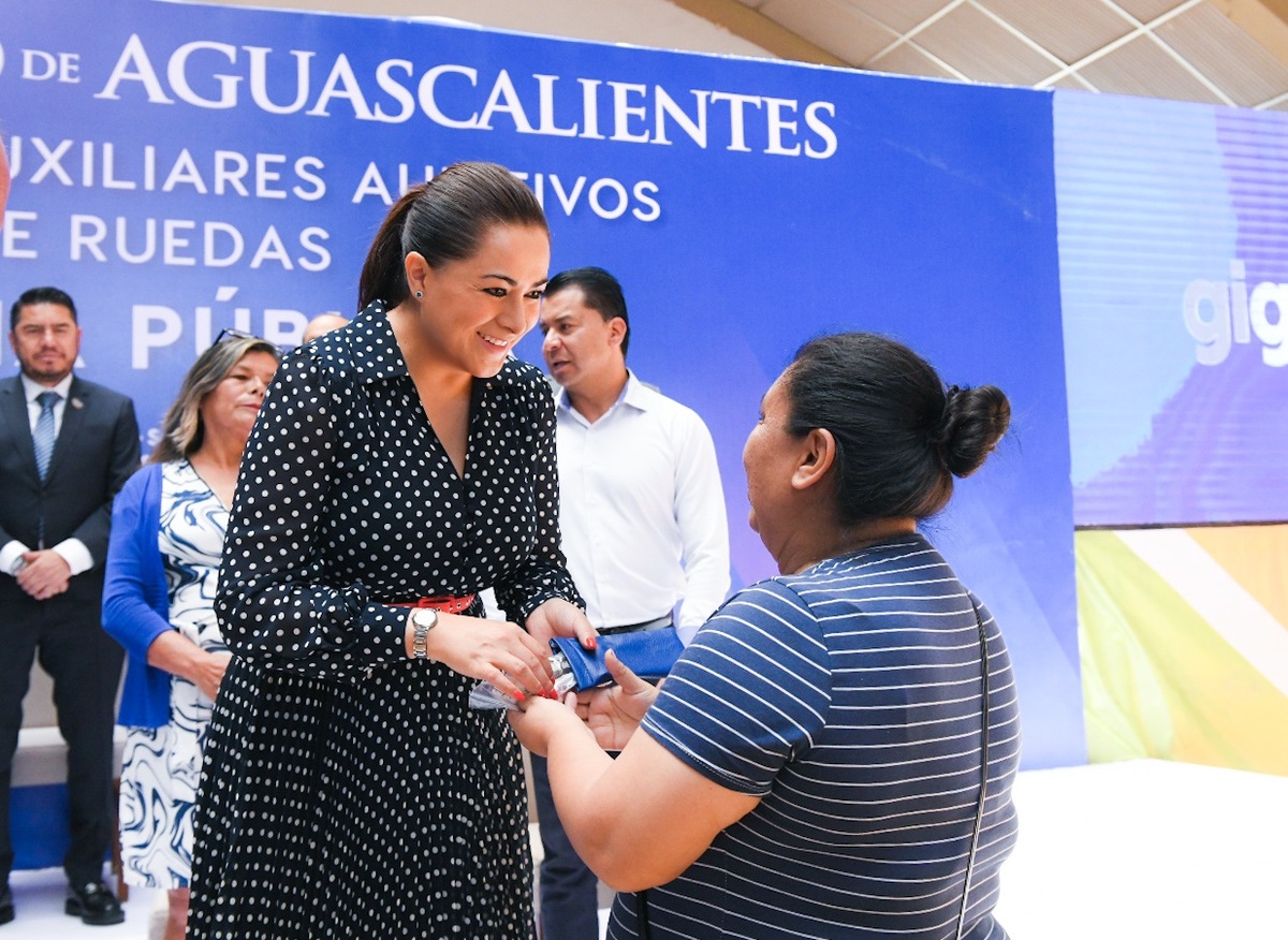 Tere Jiménez entregó lentes, auxiliares auditivos y sillas de ruedas. | Especial