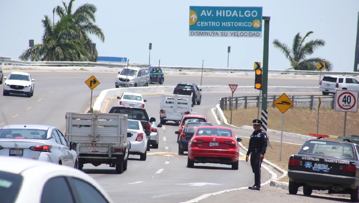 Topes en distribuidor vial de Tampico. (Yazmín Sánchez)