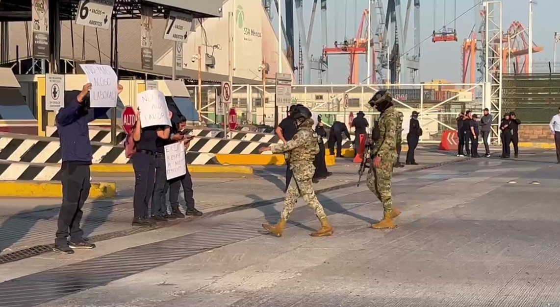 Trabajadores de la Aduana Marítima de Manzanillo mantienen su manifestación. (Foto: especial)