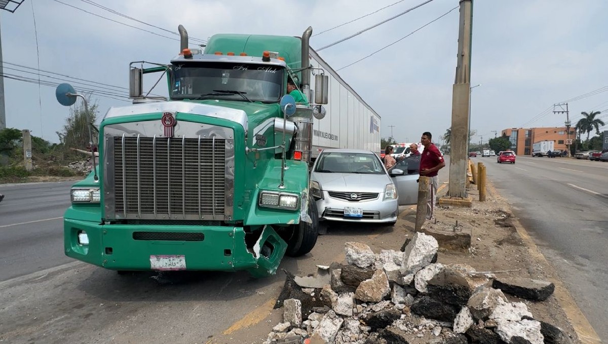 Tráiler se impacta contra dos vehículos en Altamira. (Mario Juárez)