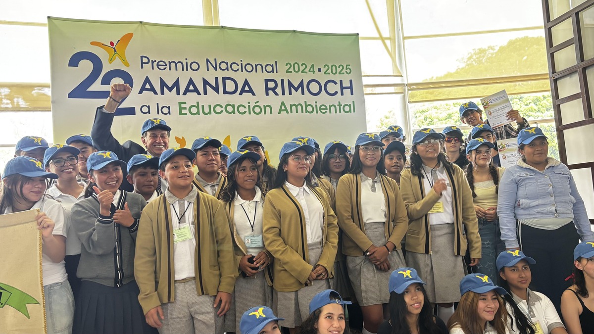 Alumnado y docentes de las escuelas ganadoras recibieron el reconocimiento durante la ceremonia en el Bosque de Chapultepec. (Cortesía)