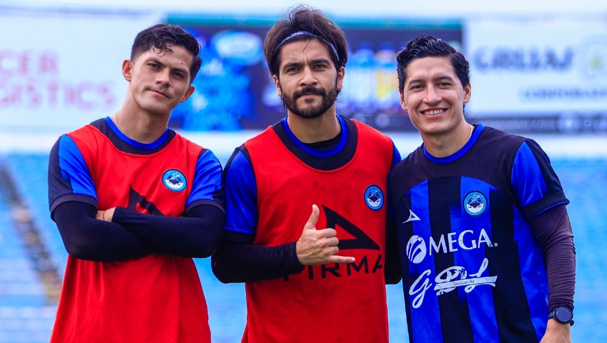 Benjamín Muñoz (derecha) apoya a sus compañeros de la Jaiba Brava para la final de Liga de Expansión.