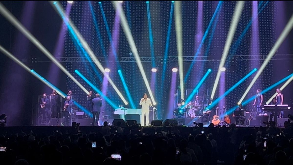El cantautor brasileño salió vestido totalmente de blanco y acompañado de una gran orquesta. Ileana González