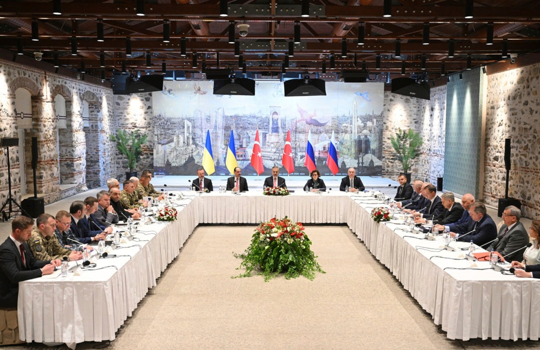 Las delegaciones rusa y ucraniana sostienen conversaciones en el palacio de Dolmabache, en Estambul, Turquía.|AP