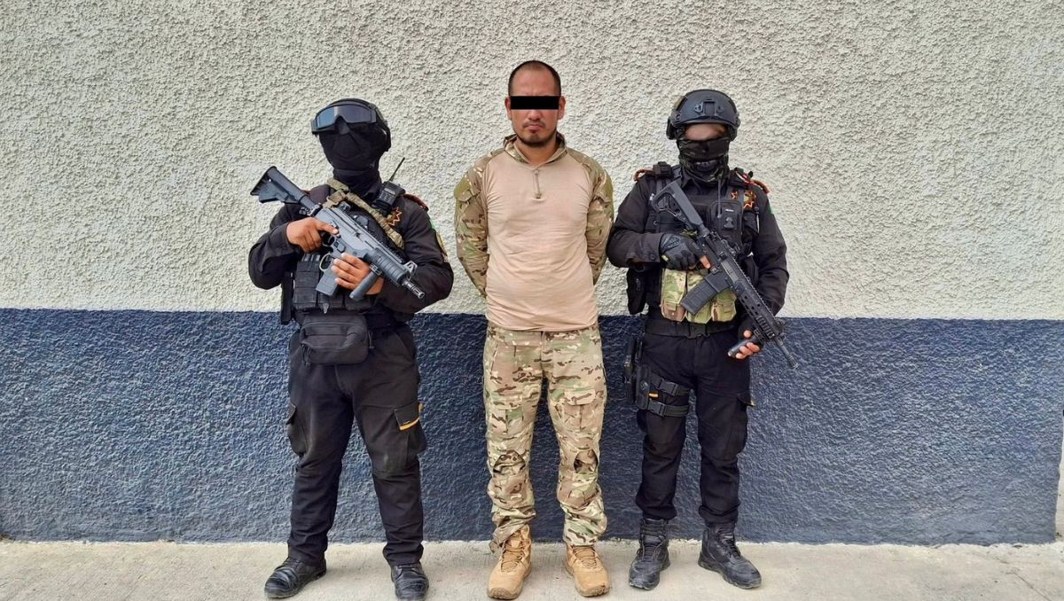 El hombre vestía ropa tipo táctica cuando fue visto por las autoridades en el centro de la localidad. | Especial