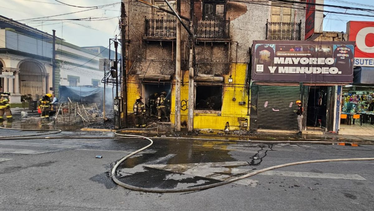 Incendio en negocio del Centro de Monterrey. | Especial.