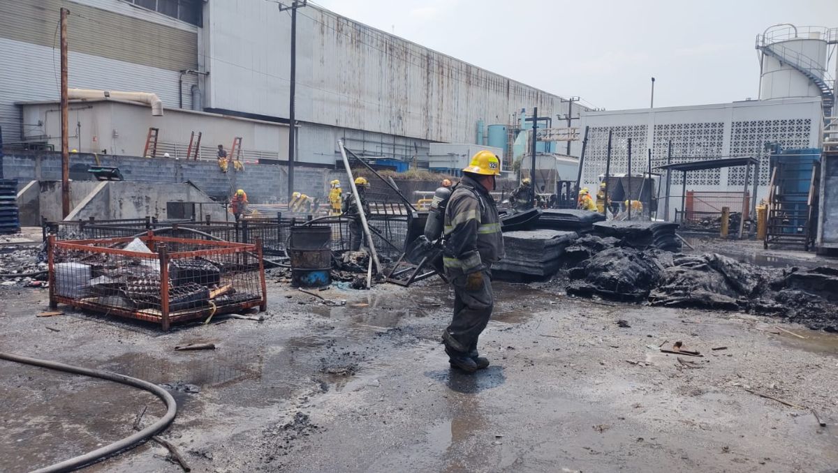 El incendio se reportó en la empresa ubicada sobre la avenida Miguel Alemán. Especial