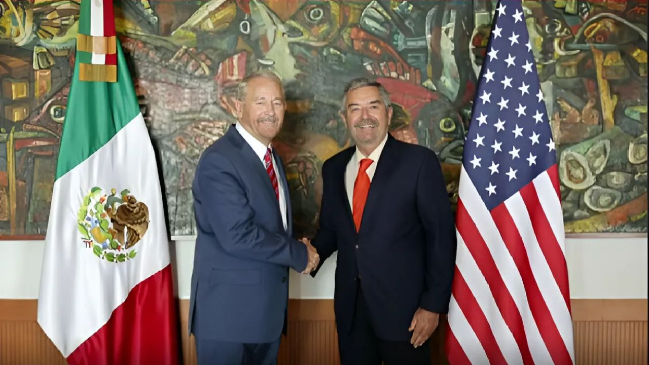 Juan Ramón de la Fuente se reúne con el nuevo embajador de EU, Ronald Johnson