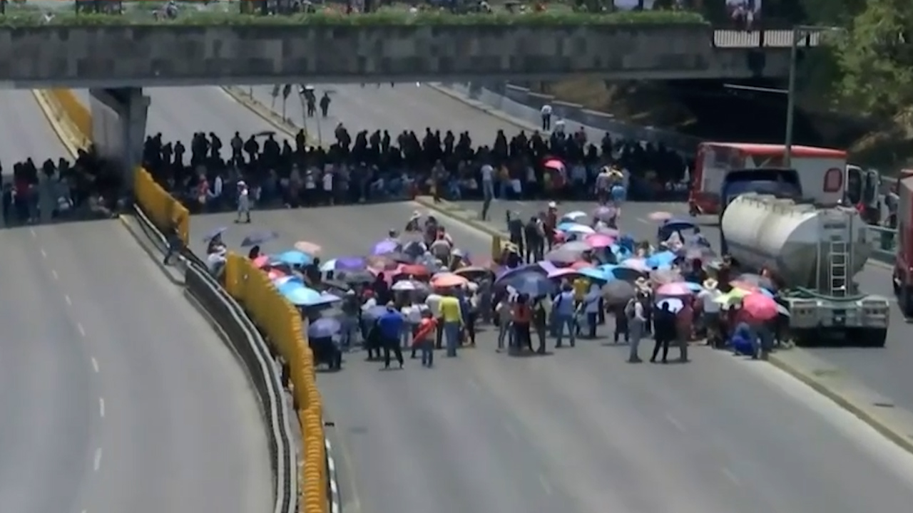 Maestros de la CNTE bloquean vialidades en CDMX, causando problemas de tránsito