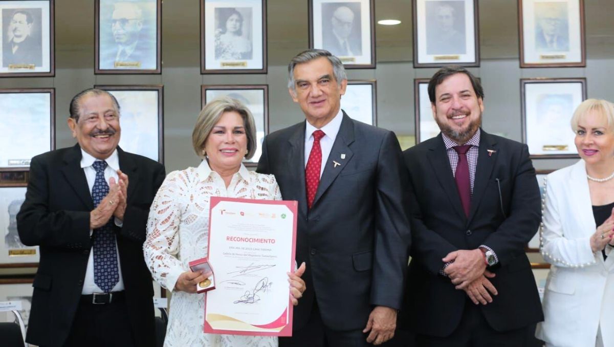 El mandatario estatal entregó estímulos durante la celebración del Día del Maestro. (Especial)