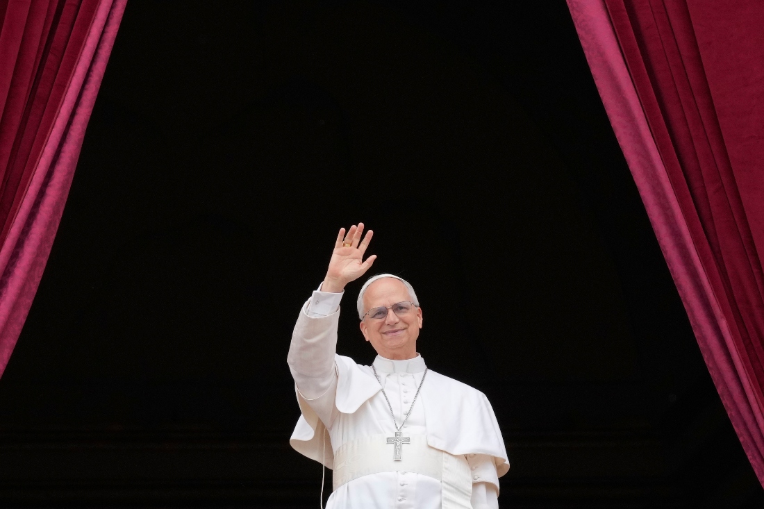 El papa León XIV aparece en el balcón central de la basílica de San Pedro del Vaticano para bendecir a la multitud.|AP