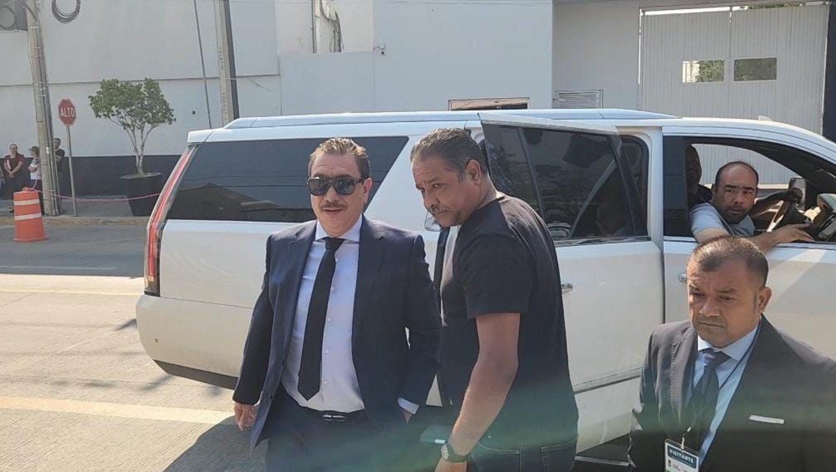 Pavel Moreno a su llegada a la Fiscalía de Jalisco este viernes (Pablo Núñez)