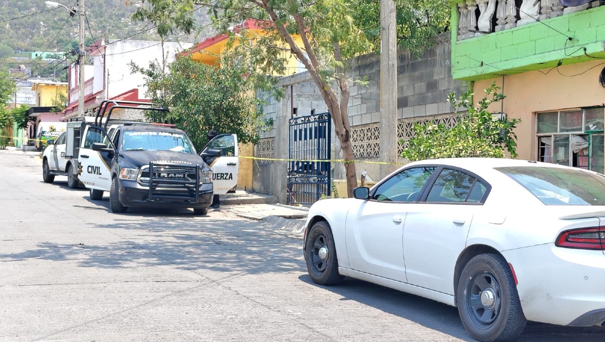 Los peritos inspeccionaron los cuartos, el patio y las diversas áreas de la casa en la colonia CROC / Agustín Martínez