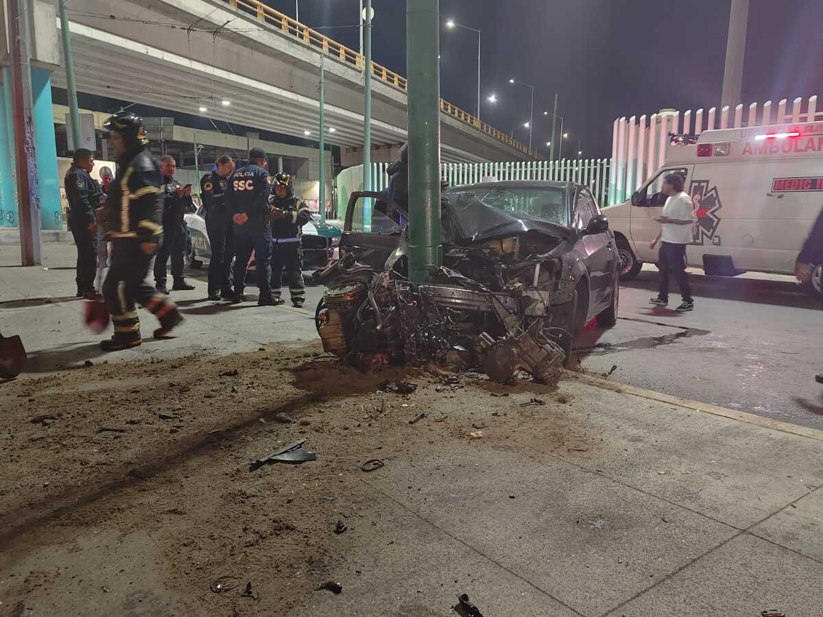 El vehículo terminó impactando con un poste en la GAM. | Foto: Enrique Luna