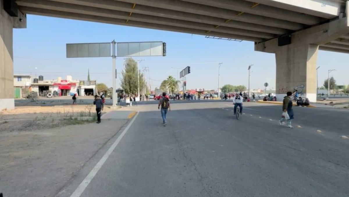 Desde las 8:00 h bloquearon la vía libre y la autopista Ecatepec-AIFA, generando fuertes afectaciones viales.| Foto: Juan Camacho