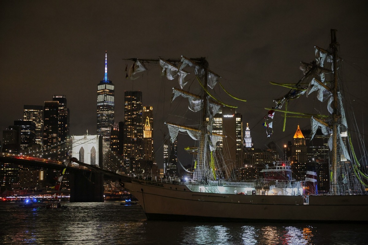 Buque mexicano choca en puente de Brooklyn. (Foto: AP)