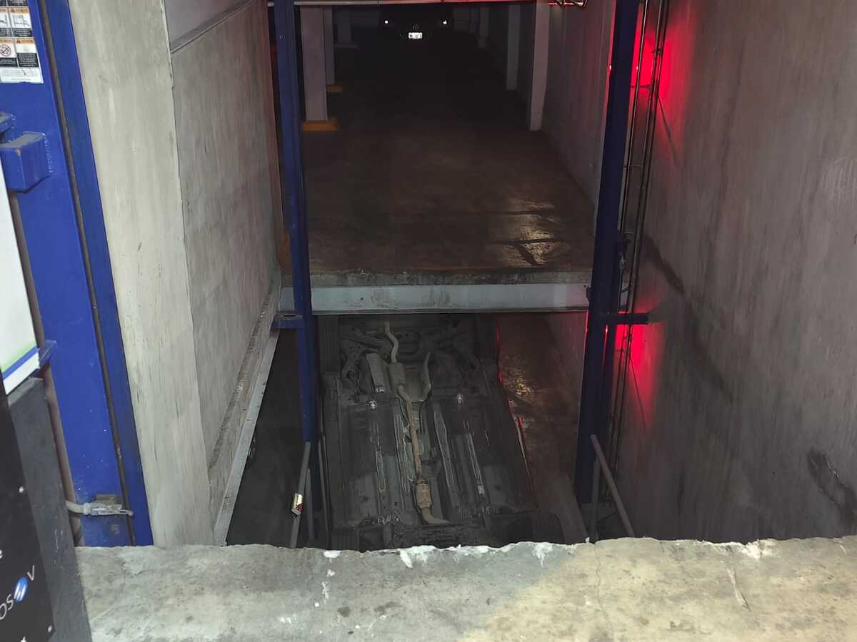 Tras la caída el auto quedó con las llantas arriba. | Foto: Enrique Luna