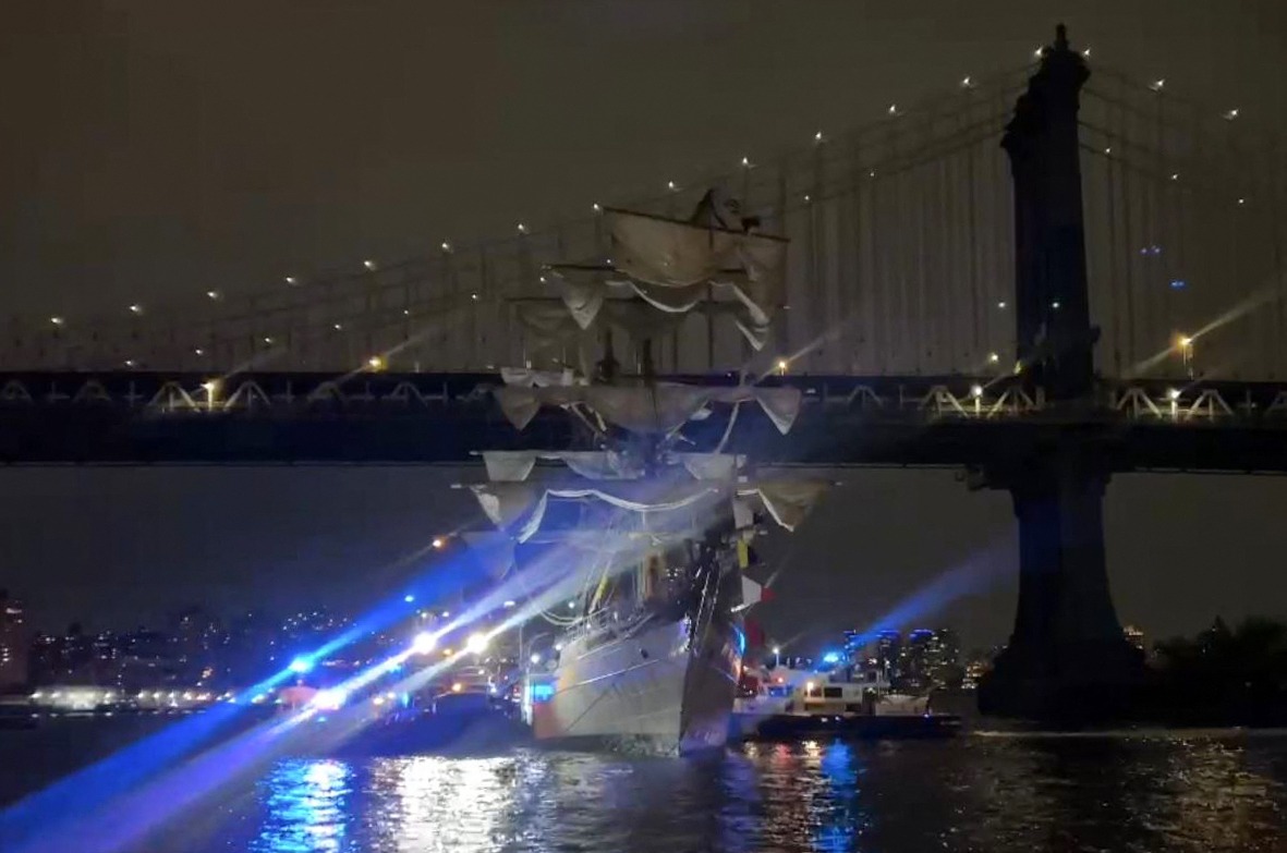 Choca el velero Cuauhtémoc en el puente de Brooklyn. | Foto: AFP