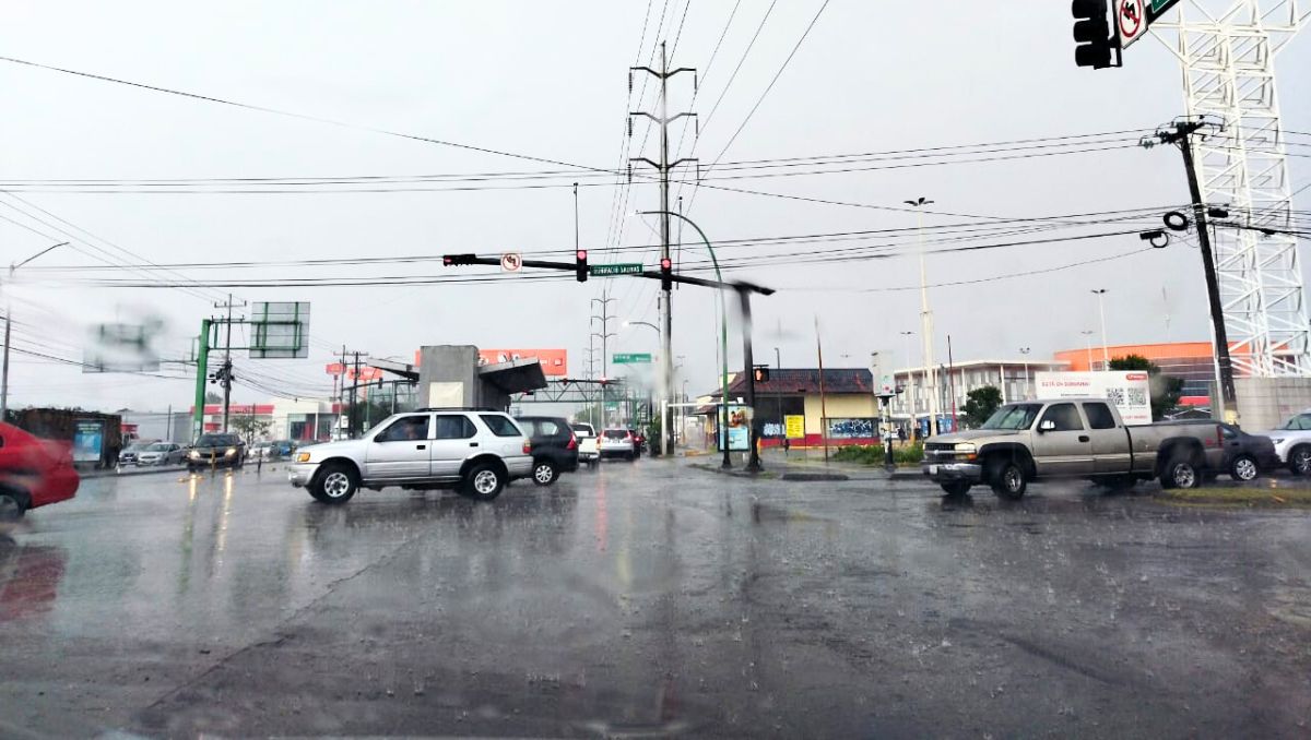 En distintas zonas de la ciudad fue captada la presencia de lluvia y granizo. | Especial.