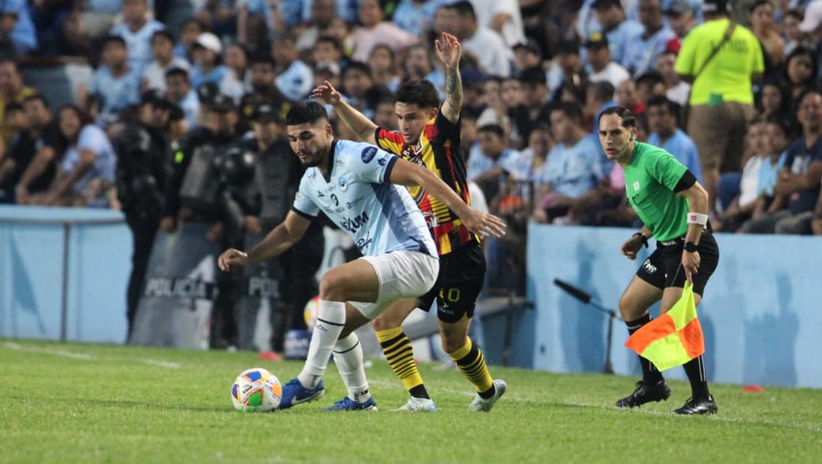 Jaiba Brava contra Leones Negros en la final de ida. (Yazmín Sánchez)