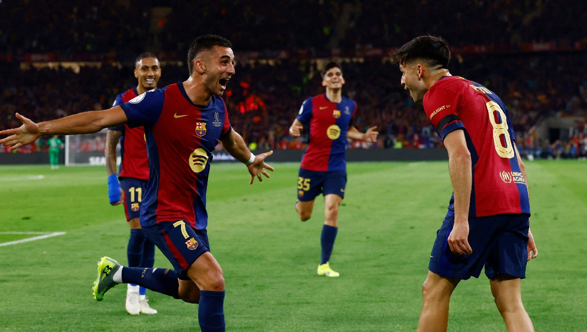 Jugadores del Barcelona visitan a Ferran Torres en el hospital para festejar triplete (Reuters)
