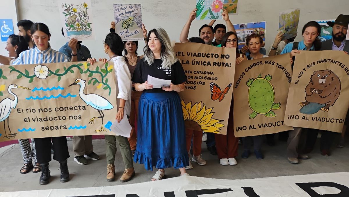 Miembros de los diferentes organismos medioambientales se manifestaron a las afueras de la reunión. Sandra González Cortés