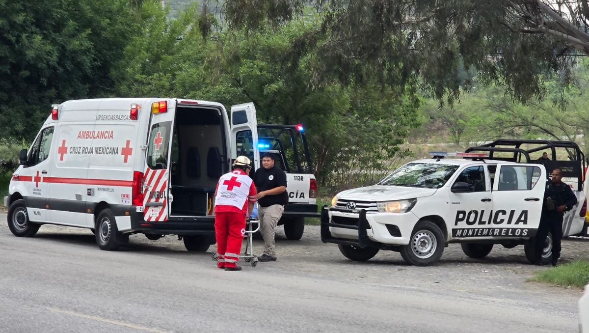 Paramédicos de la Cruz Roja trasladaron al herido al hospital de Montemorelos. | Especial