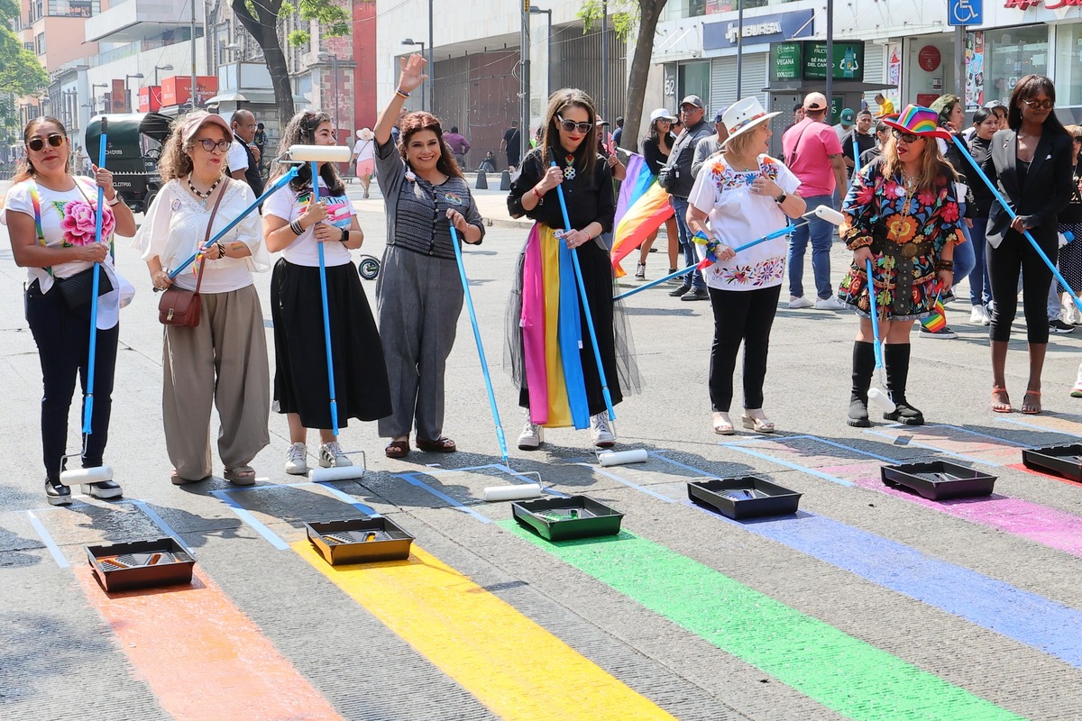 Pinta de paso peatonal ubicado frente al Museo de Memoria y Tolerancia. | Especial