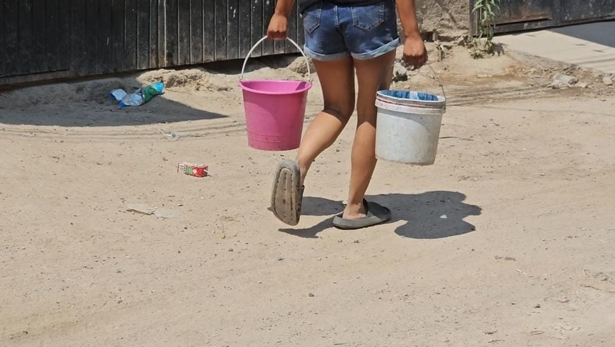 Pobladores de Tlaquepaque deben acarrear agua en cubetas ante la escasez (Foto: Roberto Hurtado)