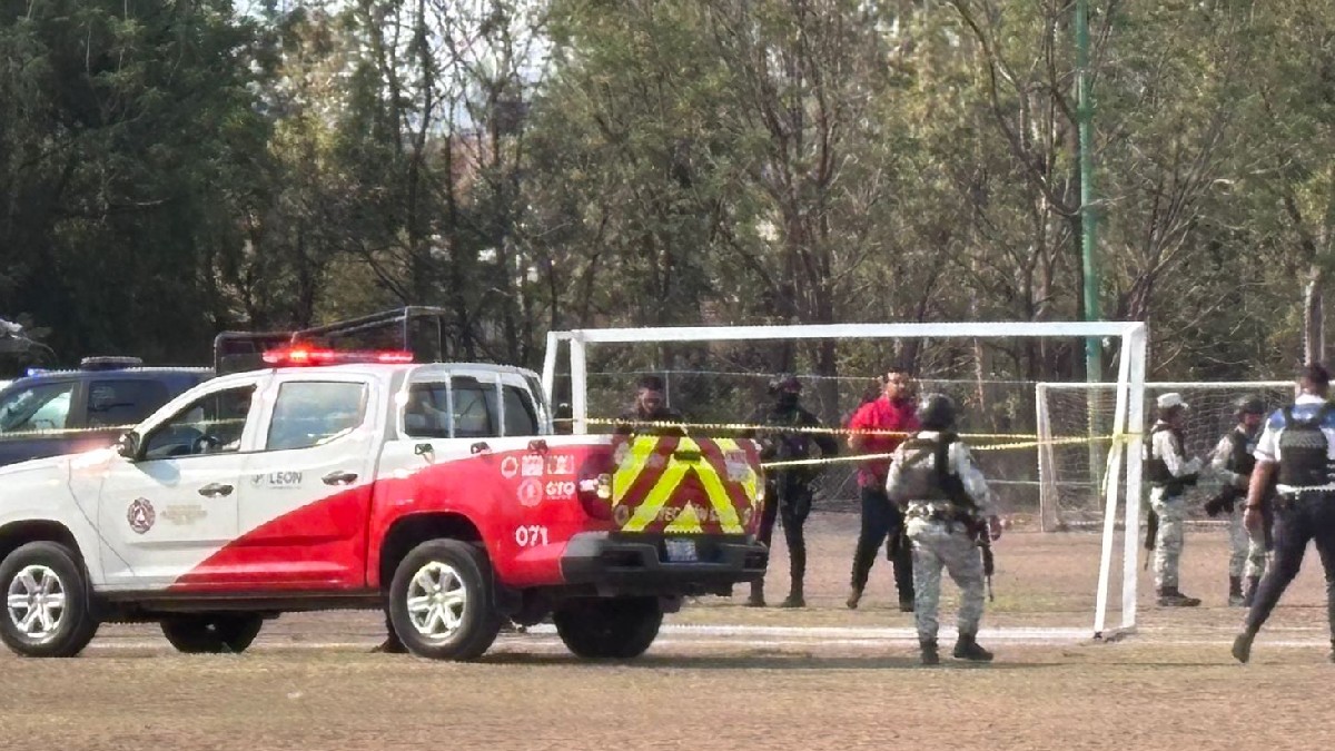 Las víctimas se encontraban al interior de la unidad deportiva en las canchas de tierra y fueron atacadas por al menos dos hombres a bordo de una moto