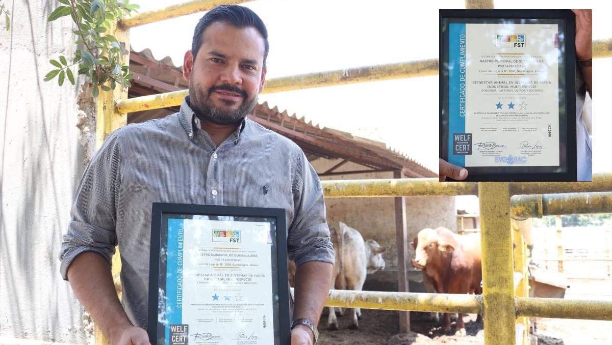 Aldo León, director del rastro municipal de Guadalajara, presumió el reconocimiento (Foto: Cortesía)