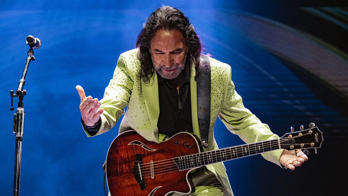 "El Buki" deleitó y agradeció a los más de 15 mil asistentes al concierto en el Estadio 3 de Marzo (Foto: Cortesía)