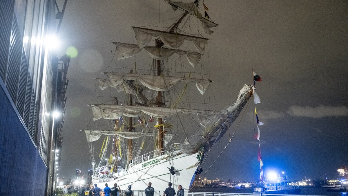 El buque escuela Cuauhtémoc se estrelló contra el puente de Brooklyn. | AFP