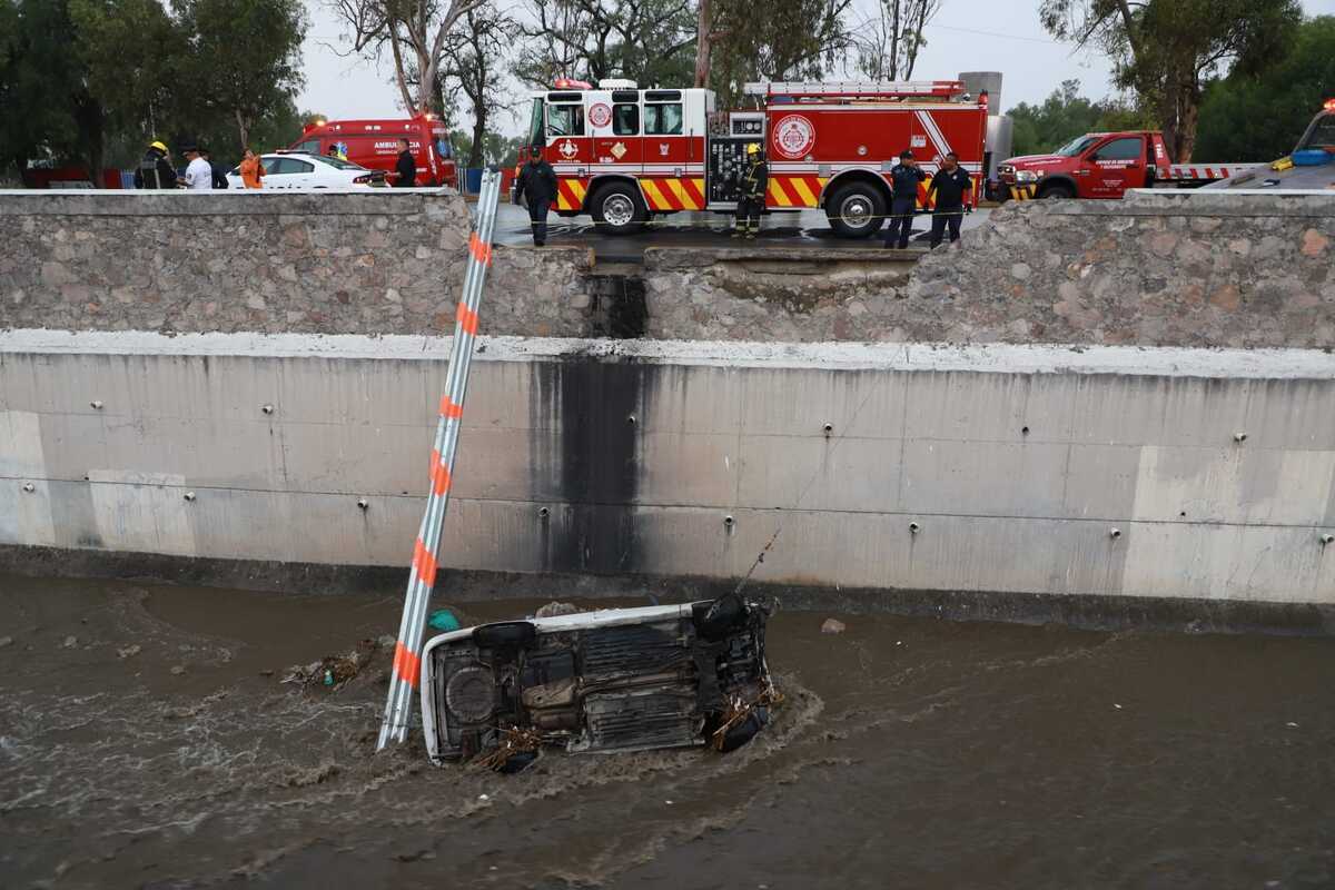 Camioneta cae al Río de las Avenidas en Pachuca tras chocar contra dos vehículos.
